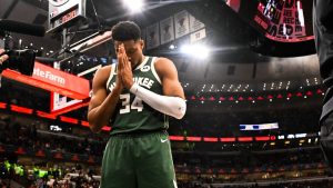 Giannis Antetokounmpo antes de un partido de pretemporada.