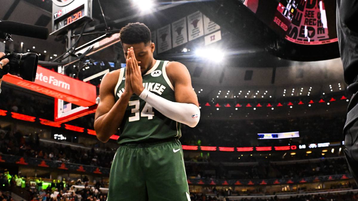 Giannis Antetokounmpo antes de un partido de pretemporada.