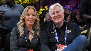 Jeanie Buss y Mark Walter en un partido de Los Angeles Lakers.