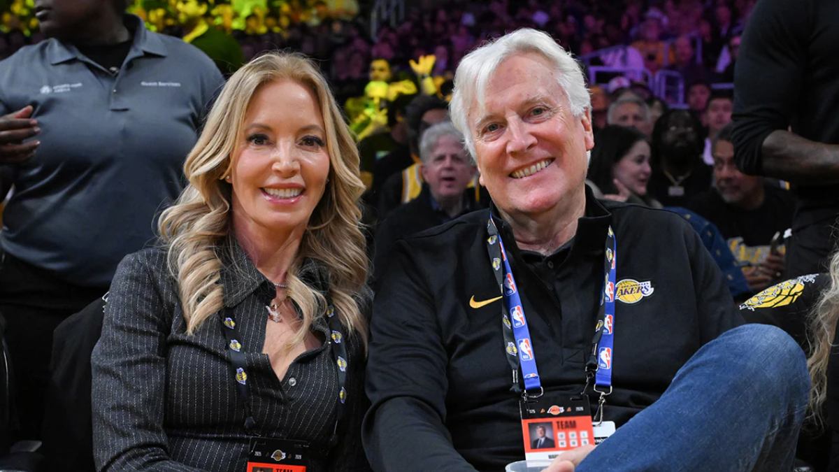 Jeanie Buss y Mark Walter en un partido de Los Angeles Lakers.