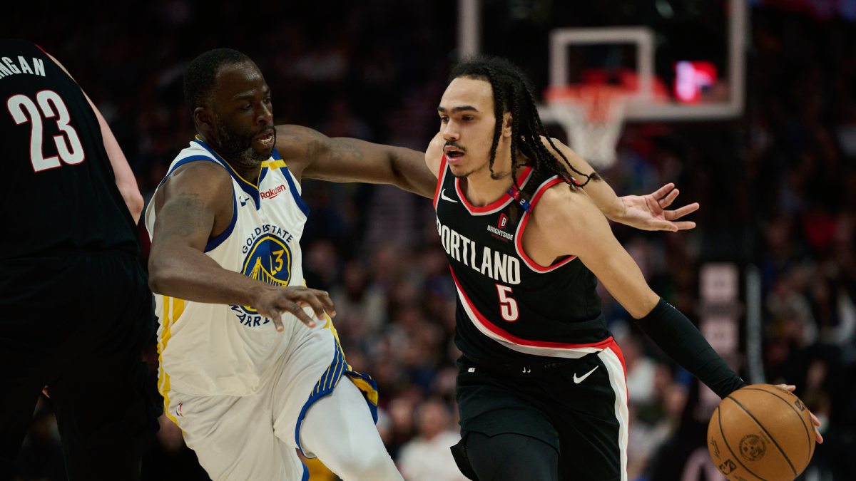 Dalano Banton supera con bote a Draymond Green.