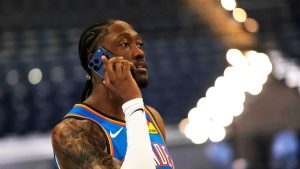 Jalen Williams habla por teléfono.