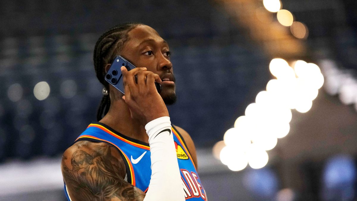 Jalen Williams habla por teléfono.