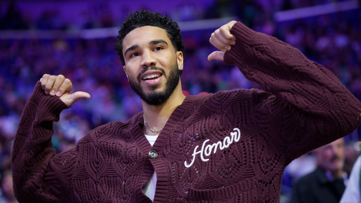 Jayson Tatum se muestra feliz en ropa de calle.