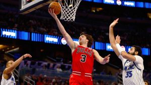 Josh Giddey suma dos puntos para los Chicago Bulls con una bandeja.