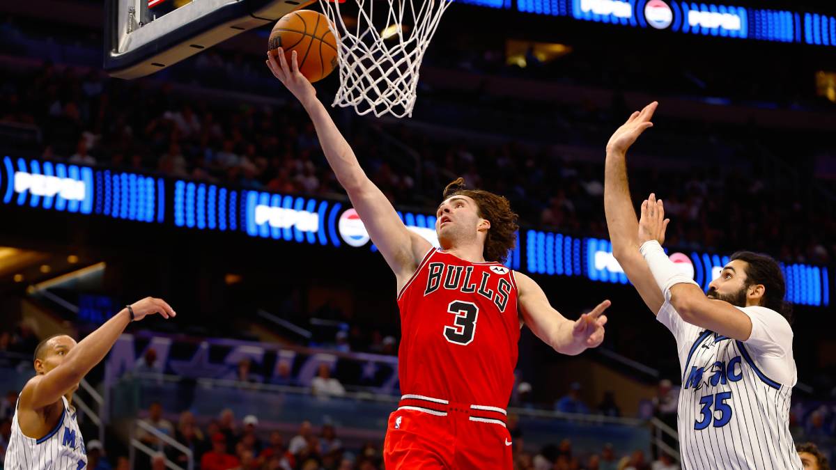 Josh Giddey suma dos puntos para los Chicago Bulls con una bandeja.