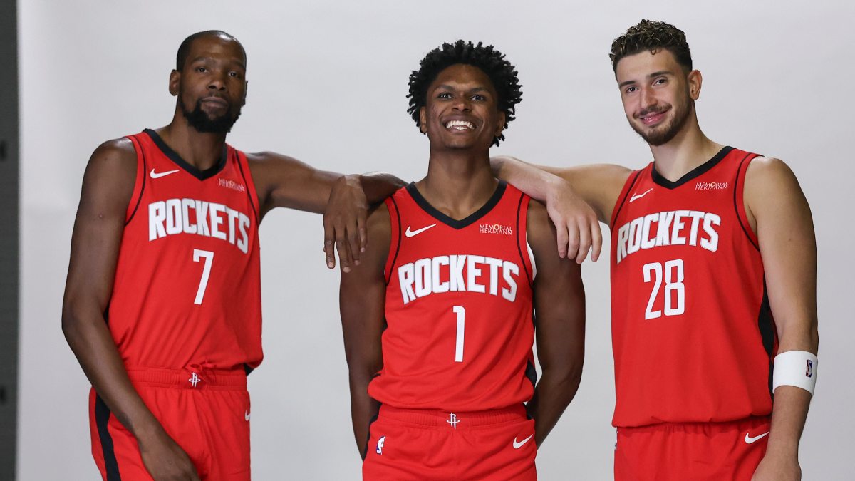 De izquierda a derecha: Kevin Durant, Amen Thompson y Alperen Sengün posan durante el Media Day de los Houston Rockets.