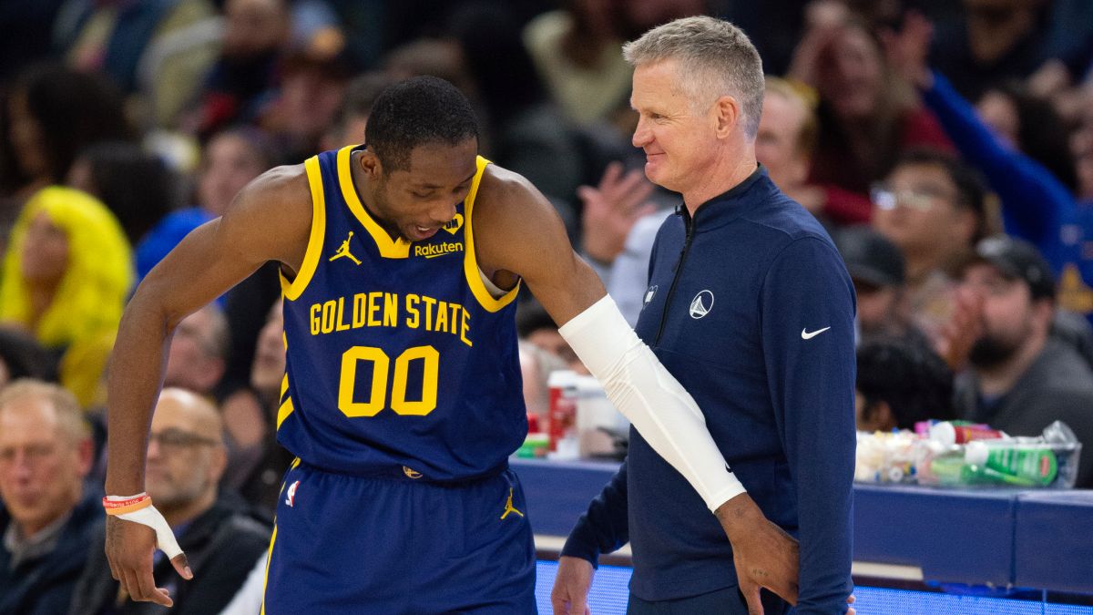 Jonathan Kuminga y Steve Kerr comparten risas en la banda.