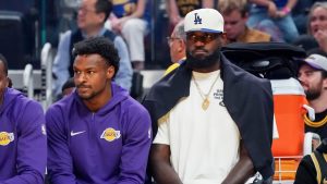 Bronny y LeBron James en el banquillo de Los Angeles Lakers.