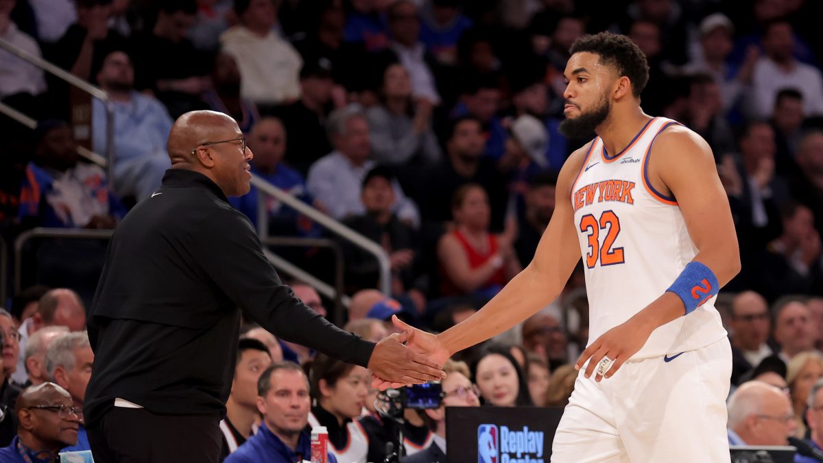 Mike Brown tiende la mano a Karl-Anthony Towns.