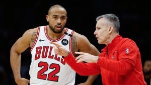 Talen Horton-Tucker charla con Billy Donovan durante su etapa en Chicago Bulls.