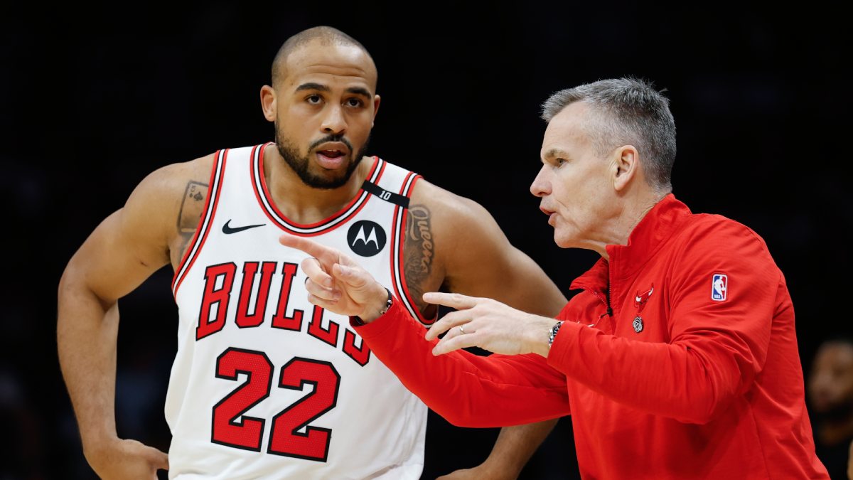 Talen Horton-Tucker charla con Billy Donovan durante su etapa en Chicago Bulls.