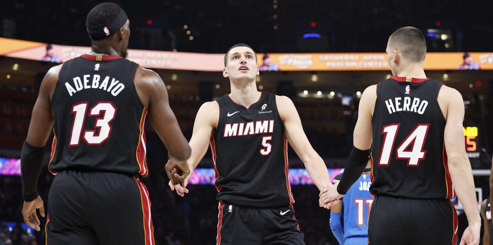 Adebayo-Herro-y-Jovic-chocando-manos-con-los-Heat