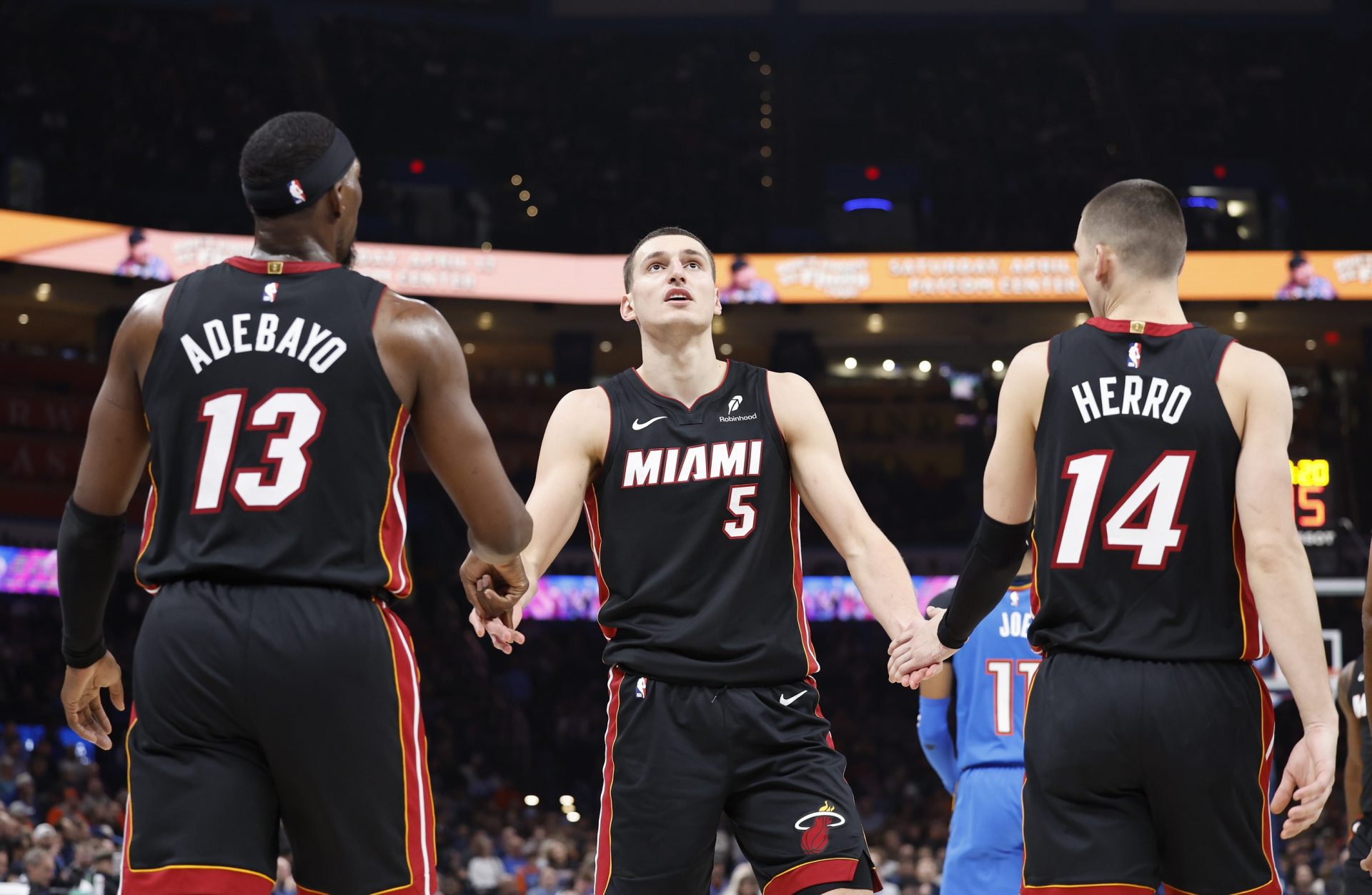 Adebayo-Herro-y-Jovic-chocando-manos-con-los-Heat
