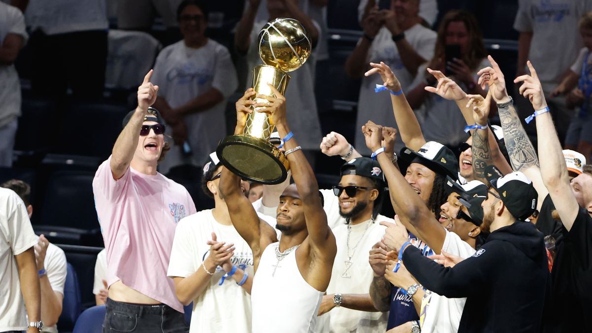 Shai Gilgeous-Alexander eleva el trofeo de campeón de los Oklahoma City Thunder.