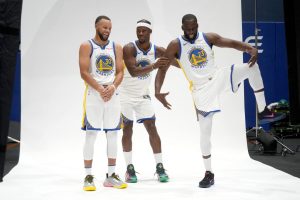 Curry-Green-y-Butler-posando-juntos-con-el-uniforme-de-los-warriors