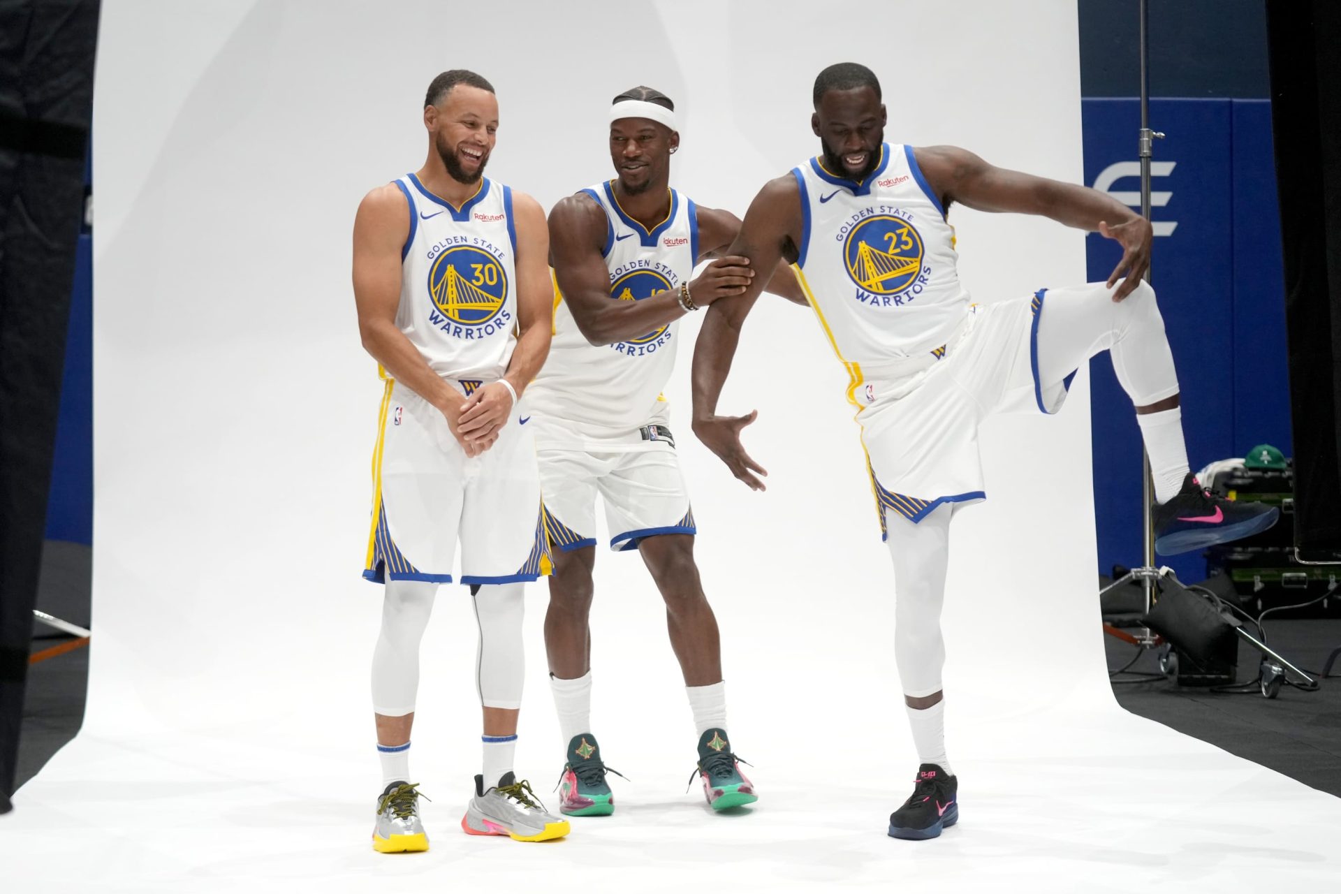 Curry-Green-y-Butler-posando-juntos-con-el-uniforme-de-los-warriors