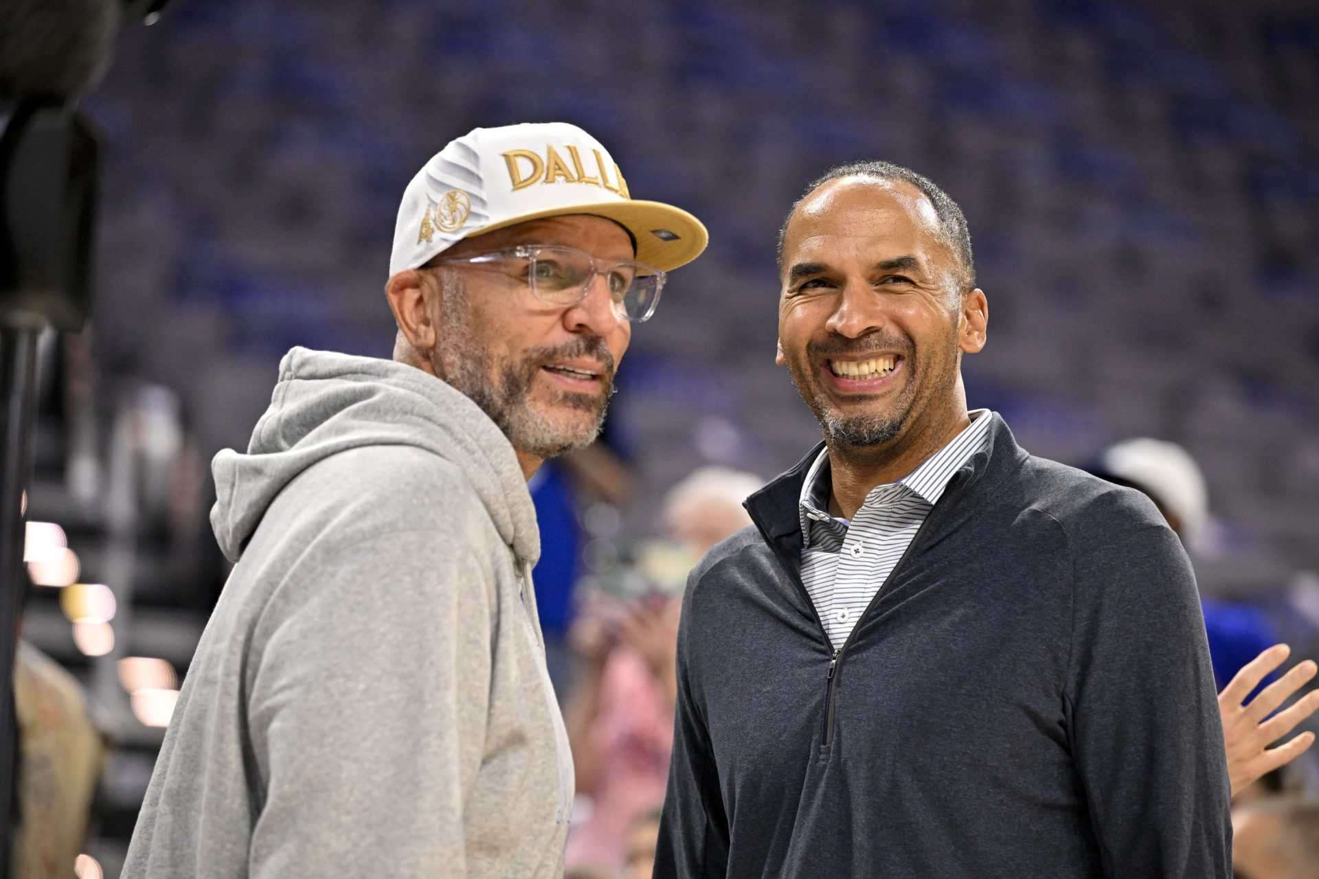 El-general-manager-de-Dallas-Nico-Harrison-junto-a-su-entrenador-Jason-Kidd