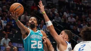 Dinwiddie durante un partido con los Charlotte Hornets.