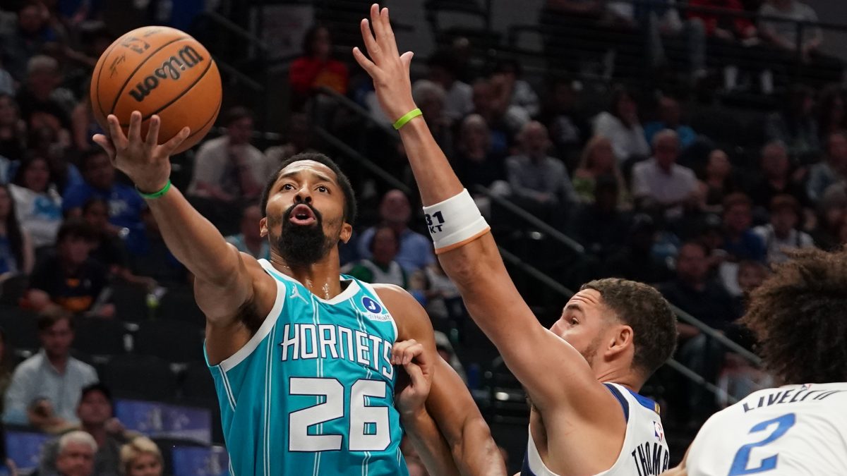 Dinwiddie durante un partido con los Charlotte Hornets.