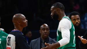 Jaylen Brown discute pacíficamente con un colegiado.
