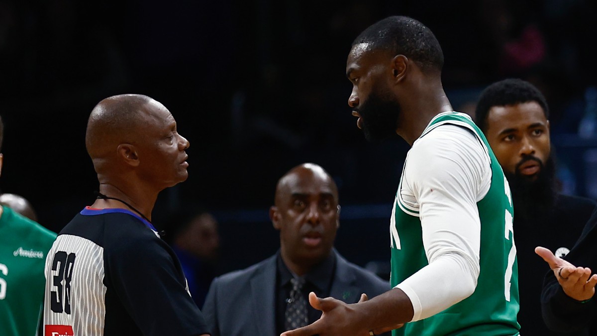 Jaylen Brown discute pacíficamente con un colegiado.