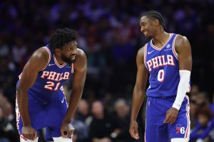 Joel-Embiid-y-Tyrese-Maxey-mirándose-en-pista