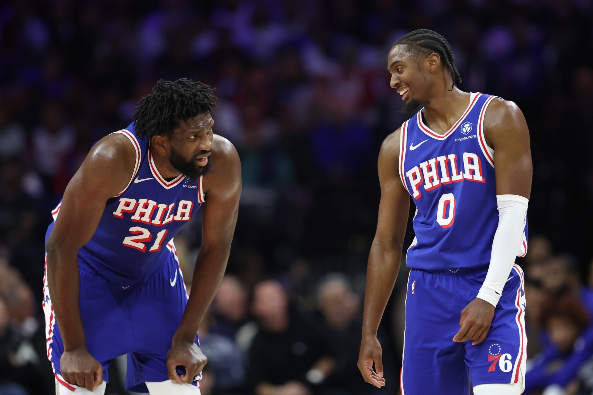 Joel-Embiid-y-Tyrese-Maxey-mirándose-en-pista