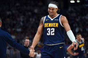 Aaron-Gordon-choca-la-mano-con-su-entrenador-de-Denver-Nuggets