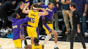 Austin Reaves anota la canasta ganadora en Minnesota