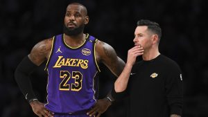 LeBron James conversa con JJ Redick durante un partido de los Lakers.