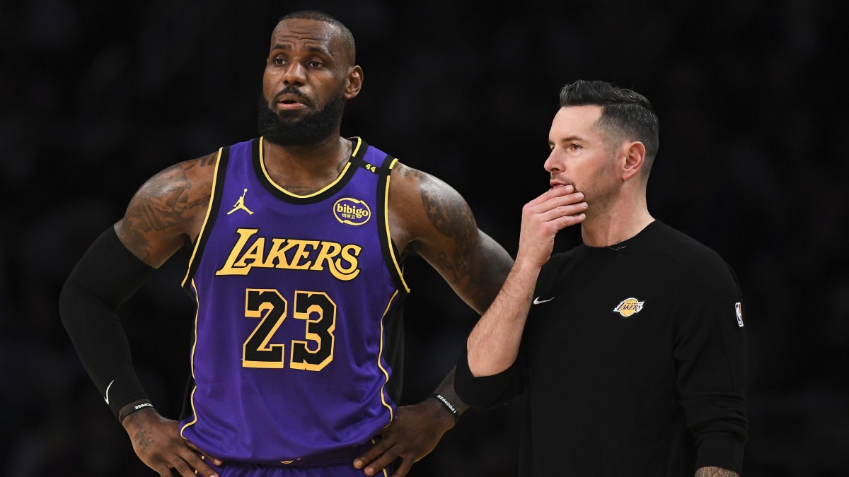 LeBron James conversa con JJ Redick durante un partido de los Lakers.