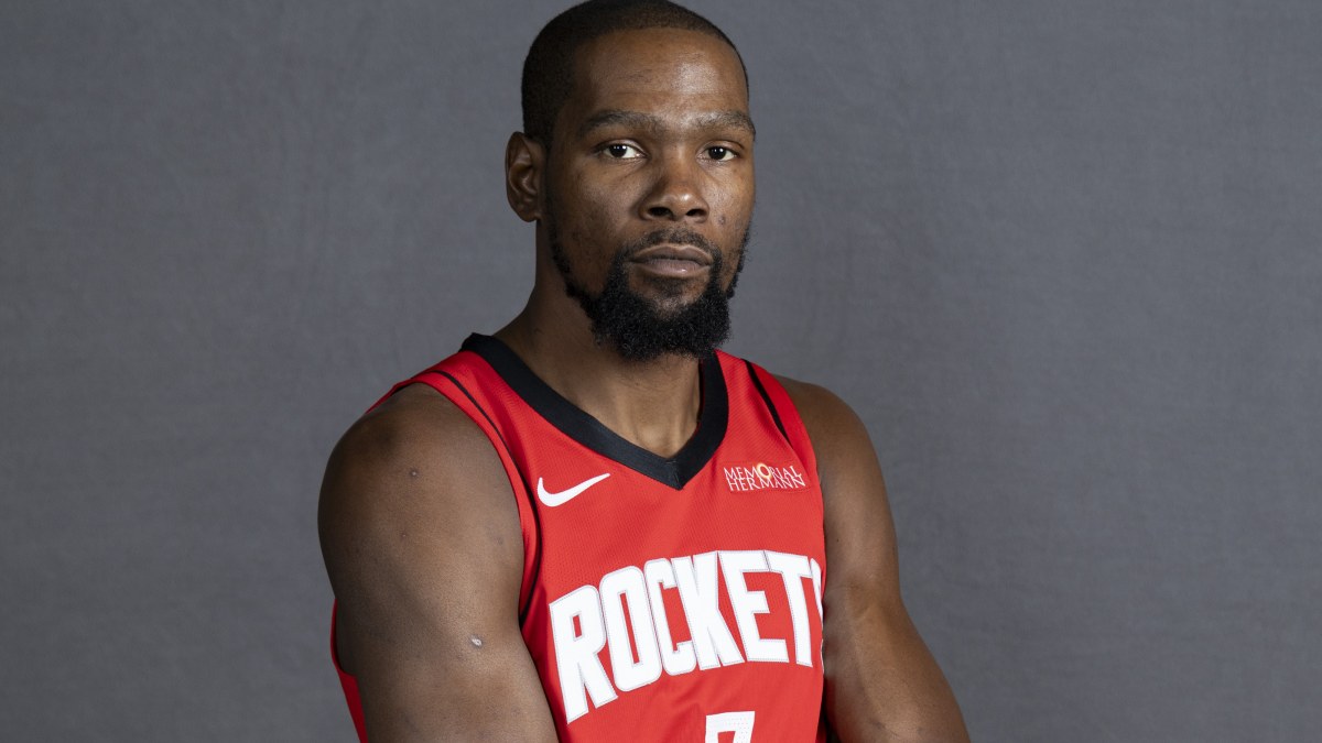 Kevin Durant, posando como jugador de los Houston Rockets.