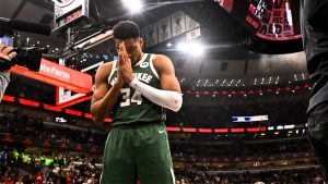 Giannis se muestra leal a Milwaukee