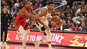 Giannis ataca la defensa de Toronto