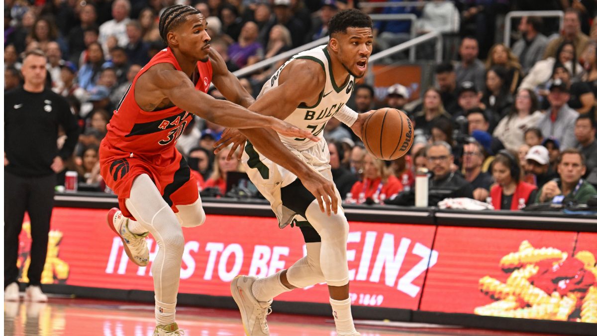 Giannis ataca la defensa de Toronto