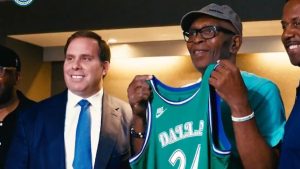 Mark Aguirre posa con una camiseta de los Dallas Mavericks.