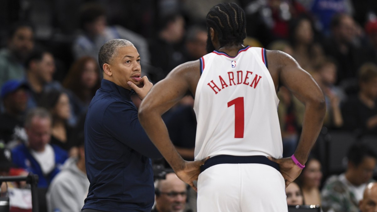 James Harden escucha atentamente a su entrenador, Tyronn Lue.