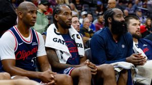 Chris Paul, Kawhi Leonard y James Harden en el banquillo de los Clippers con cara de pocos amigos.
