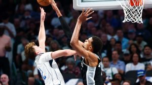 Wembanyama coloca un tapón a Cooper Flagg durante el Mavericks-Spurs.