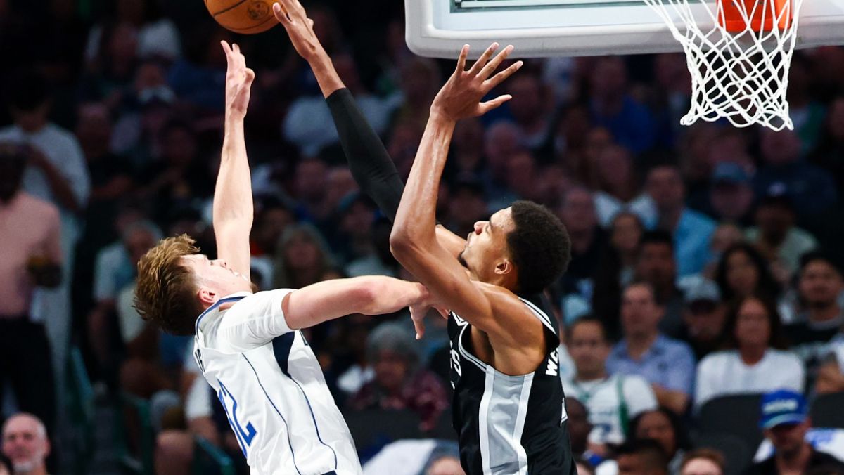 Wembanyama coloca un tapón a Cooper Flagg durante el Mavericks-Spurs.