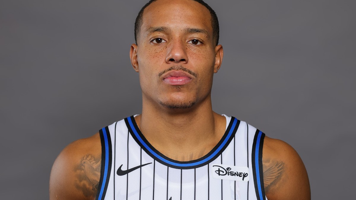 Desmond Bane, posando con la camiseta de los Orlando Magic.