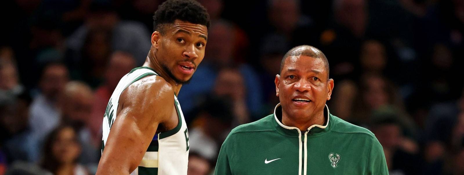 Giannis Antetokounmpo, junto a Doc Rivers, durante un partido de los Bucks.