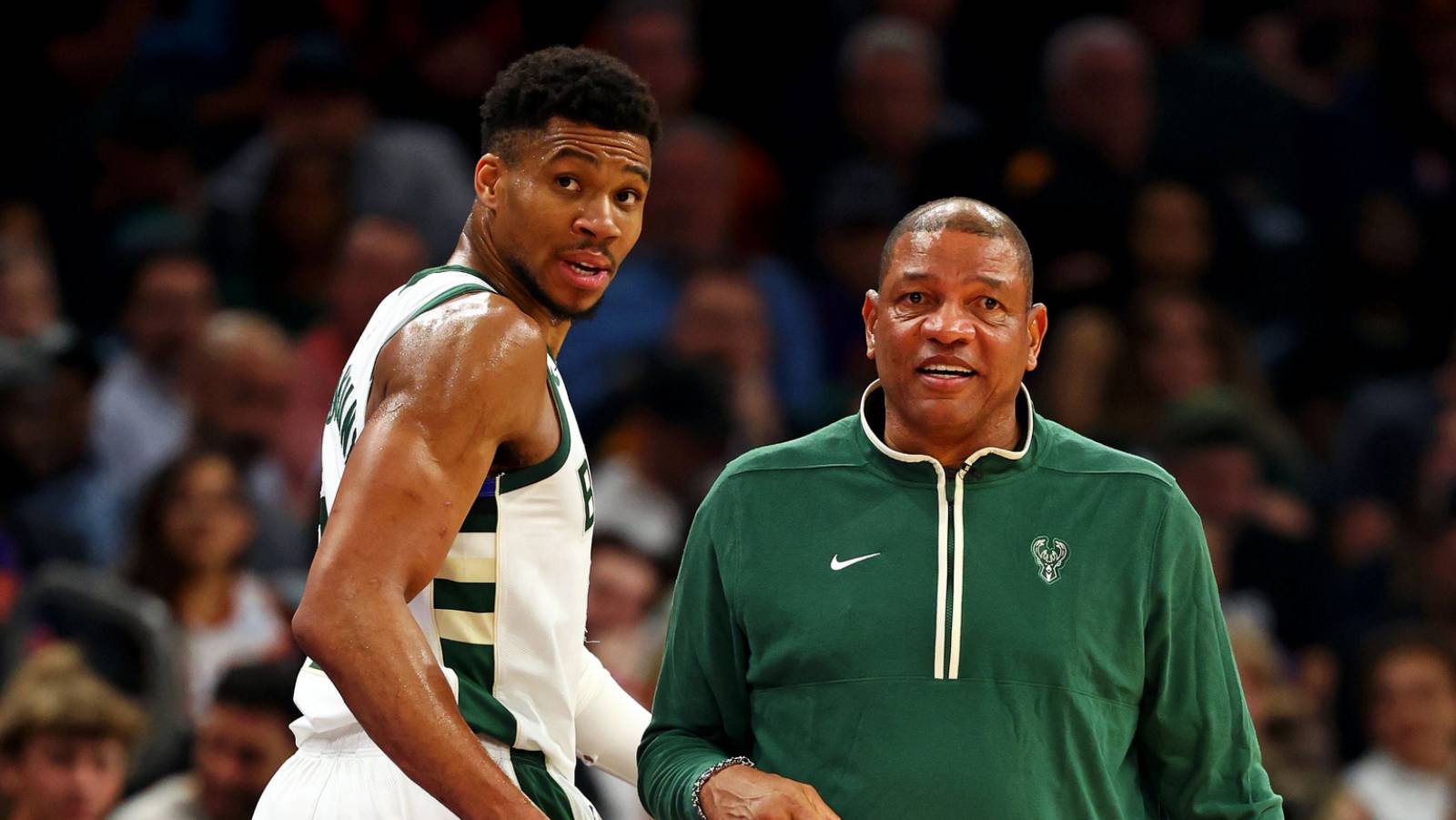 Giannis Antetokounmpo, junto a Doc Rivers, durante un partido de los Bucks.