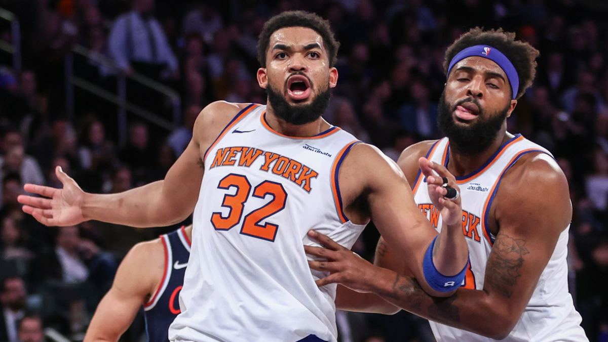 Karl-Anthony Towns, celebrando una acción junto a Mitchell Robinson.
