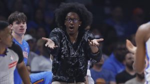 Jalen Williams, siguiendo un partido de pretemporada de Oklahoma desde la banda.