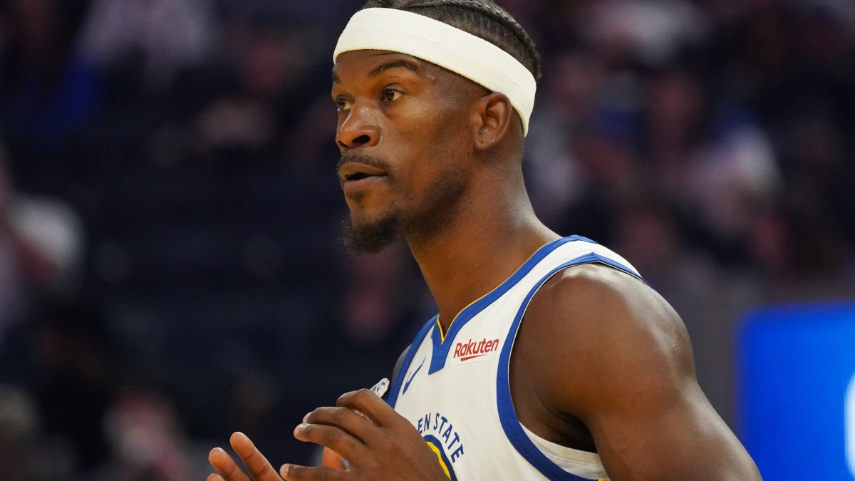 Jimmy Butler, disputando un partido de pretemporada con los Golden State Warriors.