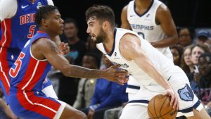 Ty Jerome, disputando un partido de preparación con Memphis Grizzlies.