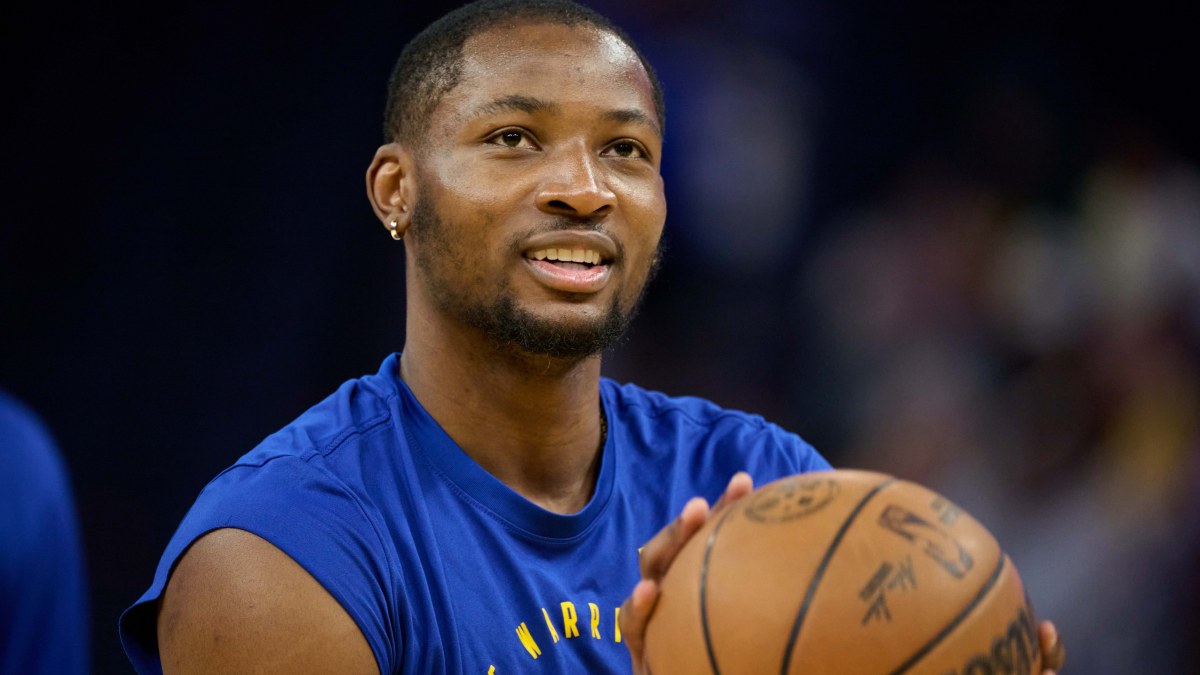 Jonathan Kuminga, en el calentamiento previo a un partido con los Warriors.