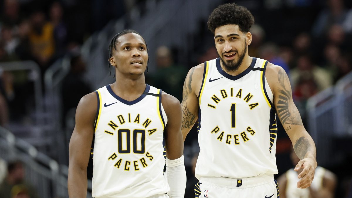 Bennedict Mathurin, junto a Obi Toppin durante un partido de los Pacers.